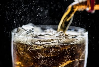 Пить или не пить их в эту жару: доктор Мясников раскрыл пользу и вред ваших любимых напитков