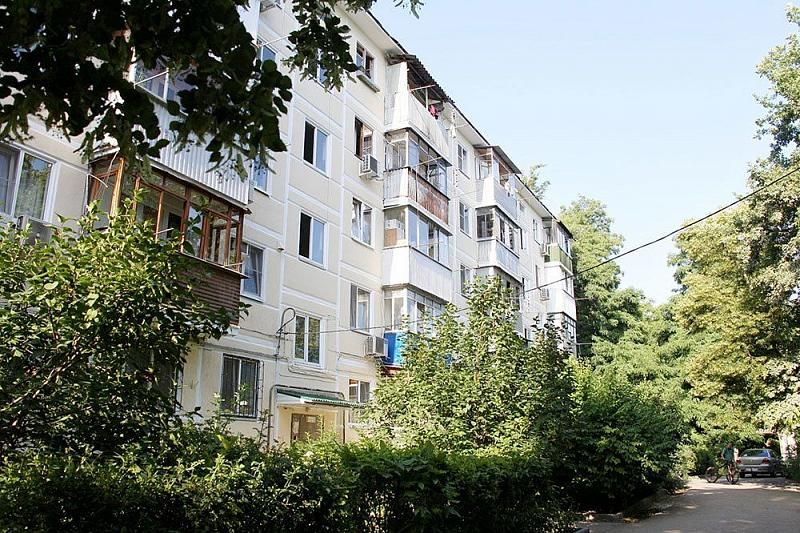 Мэр проинспектировал капремонт многоэтажки на ул. Стасова в Краснодаре