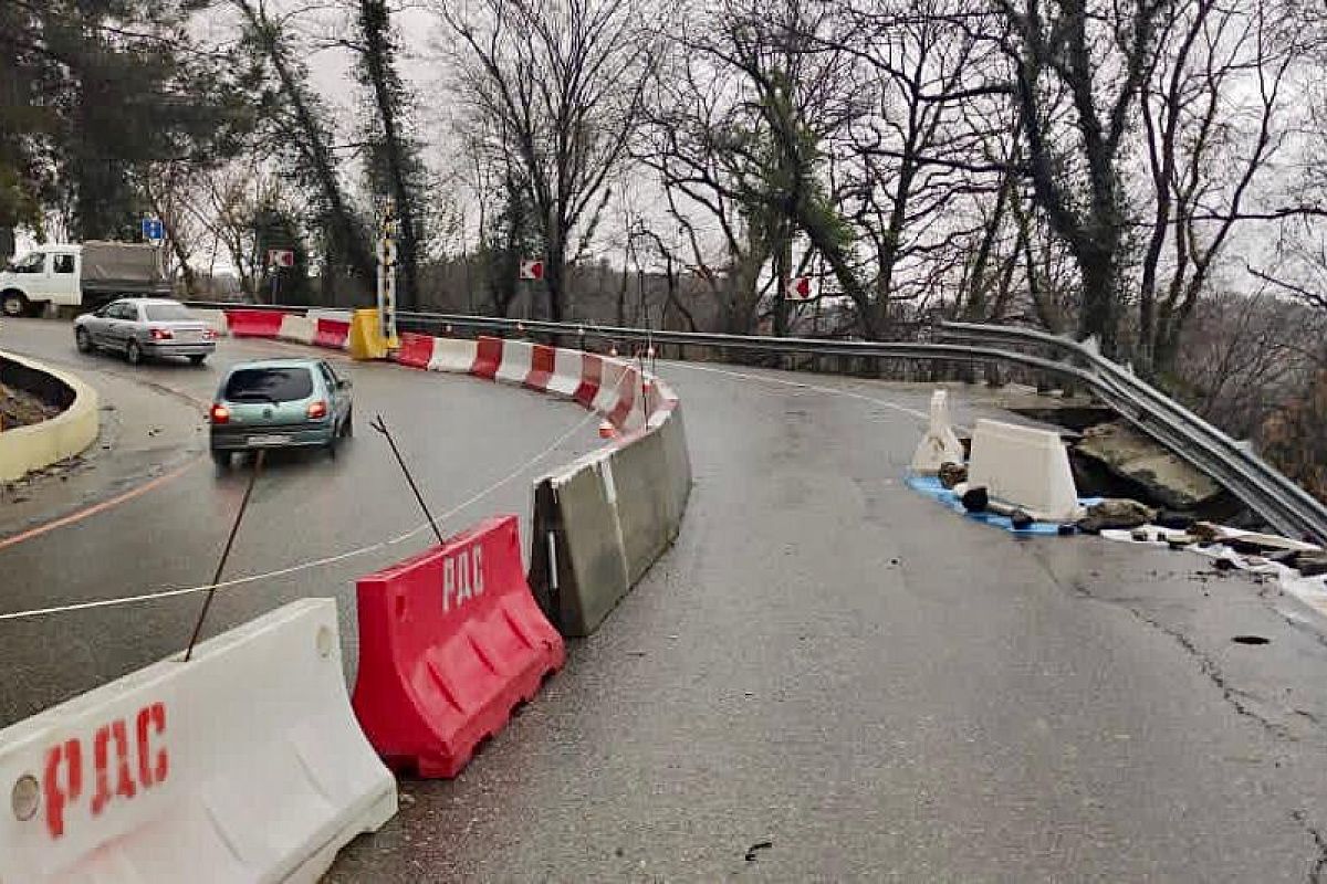 На разрушенном оползнем участке автодороги Джубга — Сочи введен режим ЧС