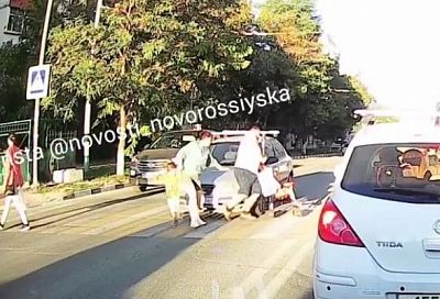 Водитель на легковушке едва не сбил семью с коляской на пешеходном переходе в Новороссийске. Его нашли полицейские