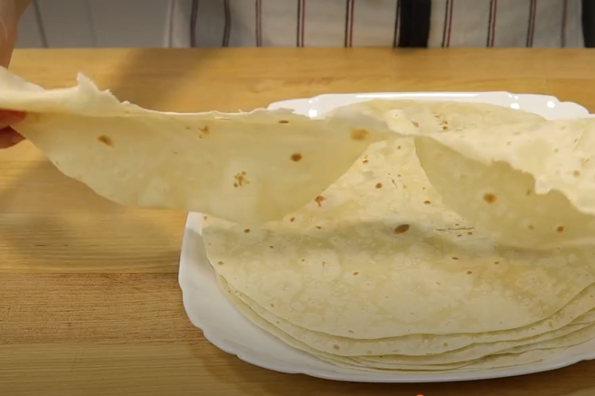 Замесил простое тесто, и через 2 минуты домашний лаваш готов: будет мягче и дешевле магазинного