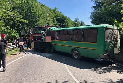 Водитель вахтового автобуса погиб в ДТП с грузовиком в Туапсинском районе