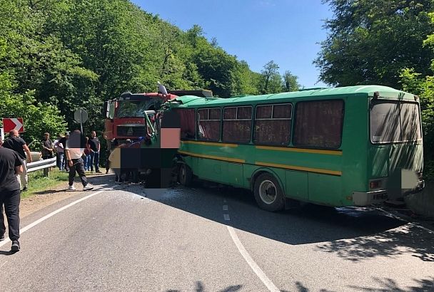 Водитель вахтового автобуса погиб в ДТП с грузовиком в Туапсинском районе