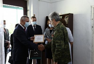 Лидер кубанских единороссов Николай Гриценко вручил награды победителям конкурса «Историческая память»
