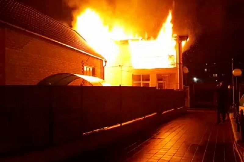 В Новороссийске загорелся двухэтажный дом. Спасены два человека