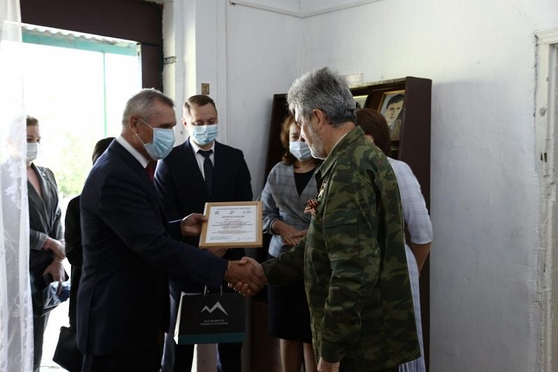 Лидер кубанских единороссов Николай Гриценко вручил награды победителям конкурса «Историческая память»