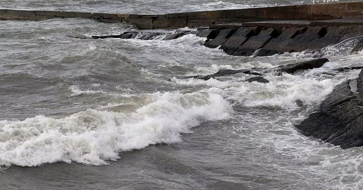 Волнение моря туапсе. Дивноморск шторм. Шторм в Балтийске. Балтийское море шторм. Шторм в Дивноморске.