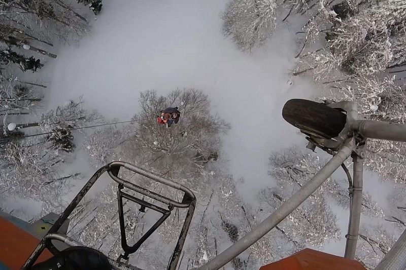 Сноубордиста с переохлаждением эвакуировали на вертолете в горах Сочи