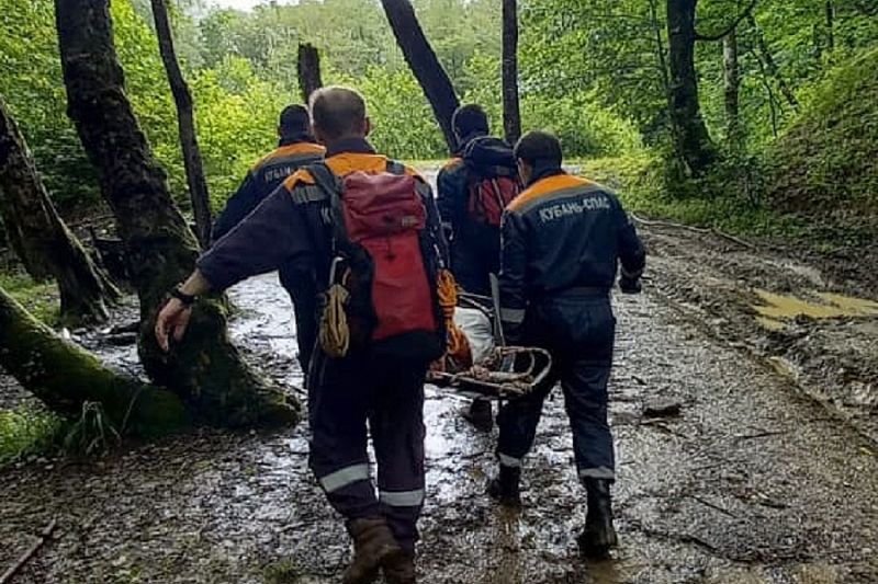 Спасатели вынесли из леса под Сочи повредившую ногу пенсионерку