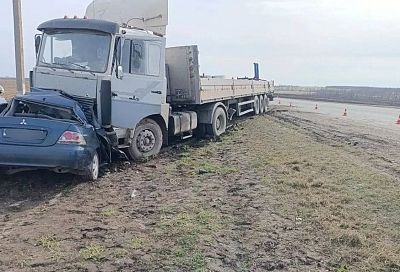 Иномарка расплющилась от удара о грузовик на Кубани: 70-летний водитель погиб