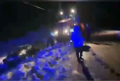 В Усть-Лабинском районе полицейские помогли вытащить легковушку из снежного плена