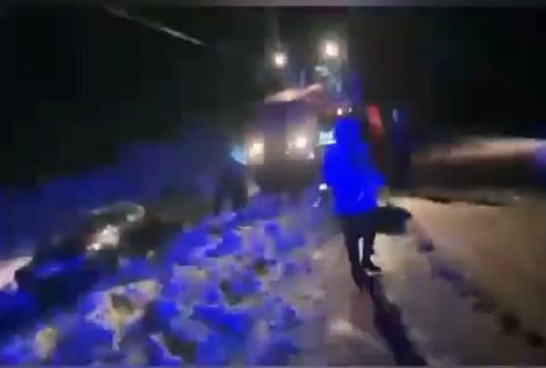 В Усть-Лабинском районе полицейские помогли вытащить легковушку из снежного плена