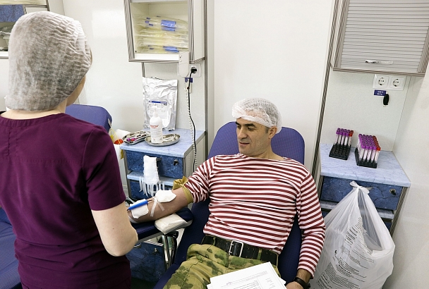 В Краснодаре росгвардейцы пополнили банк донорской крови на 27 литров