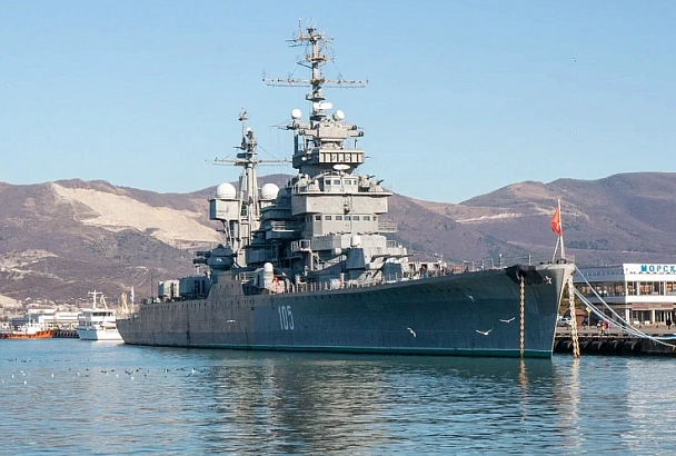 В Новороссийске крейсер «Михаил Кутузов» произвел залп в честь защитников Отечества 