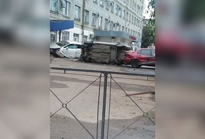 Снесли забор и врезались в здание: на Кубани в массовом ДТП во дворе больницы пострадали два человека