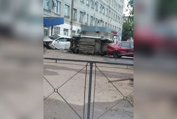 Снесли забор и врезались в здание: на Кубани в массовом ДТП во дворе больницы пострадали два человека