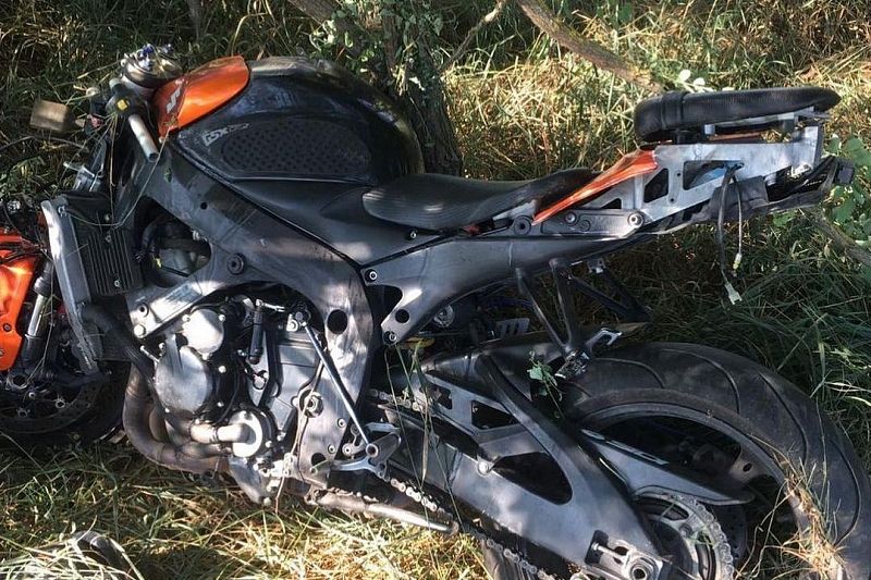 В Курганинском районе мотоциклист съехал с дороги и врезался в дерево. Он погиб