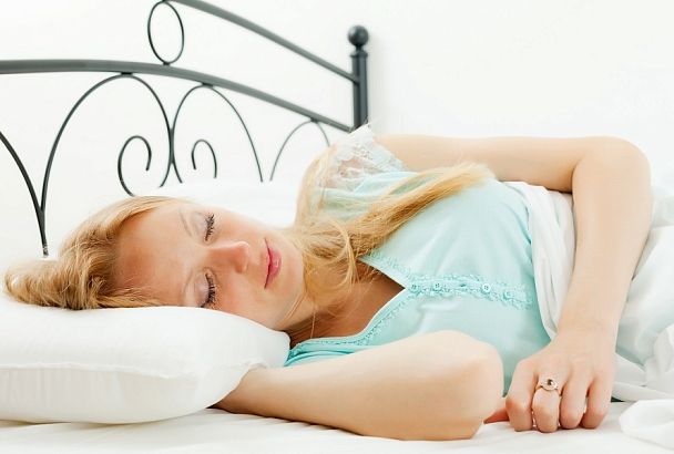 Это может плохо кончиться: врач назвал самые опасные позы для сна