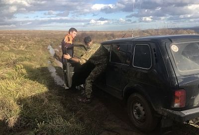 В Крымском районе спасатели вытащили из грязи «Ниву» с ребёнком 