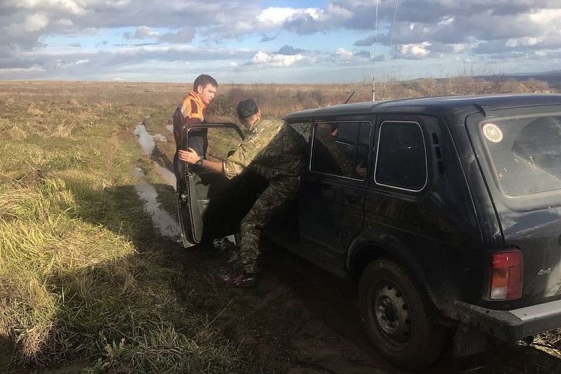 В Крымском районе спасатели вытащили из грязи «Ниву» с ребёнком 