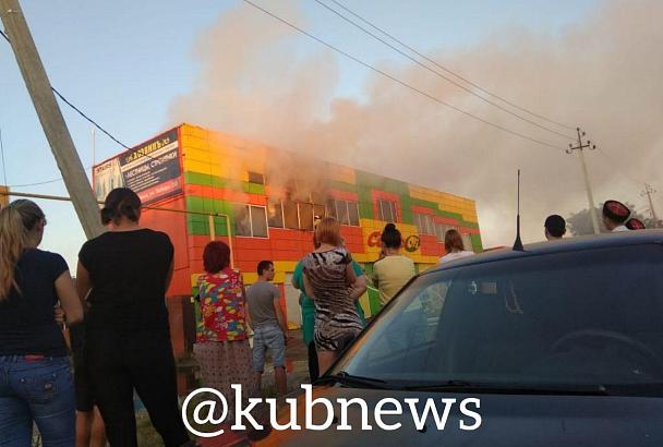 В Лабинске потушили пожар в магазине «Сахарок»