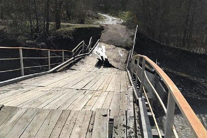 В Апшеронском районе Кубани обрушился пешеходный мост через реку Хадажка 