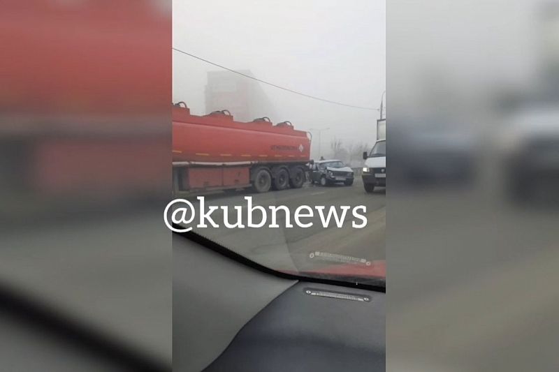 Водитель на ВАЗе врезался в припаркованный бензовоз