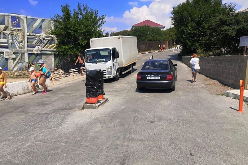 В Анапе вновь демонтировали незаконно установленный шлагбаум на Большой Утриш. Предпринимателю грозит арест