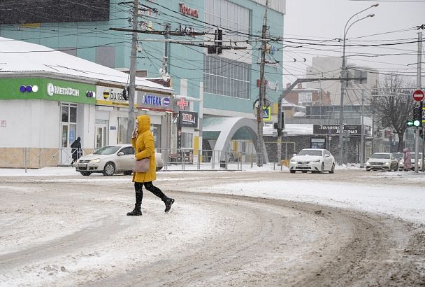 В Краснодаре выросло число пациентов с травмами из-за снегопада