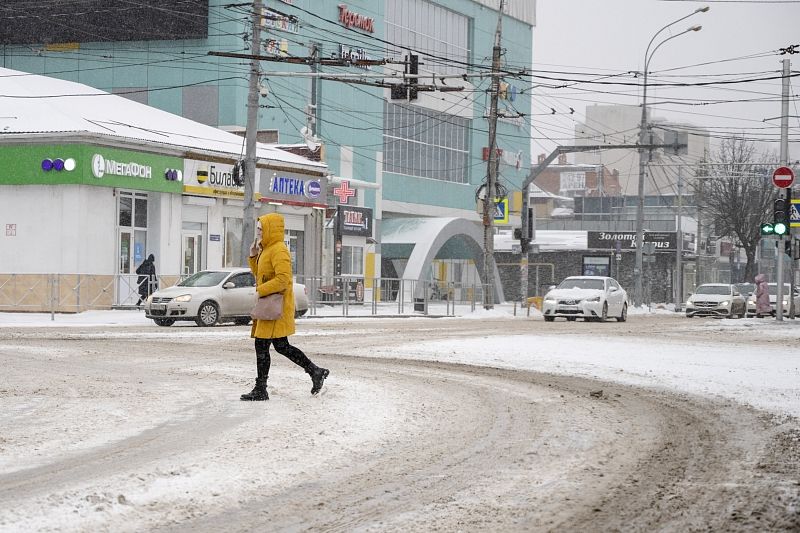 В Краснодаре выросло число пациентов с травмами из-за снегопада