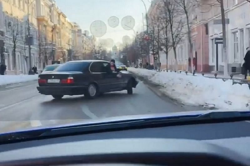 Полиция установила личность водителя BMW, устроившего опасный заезд в центре города
