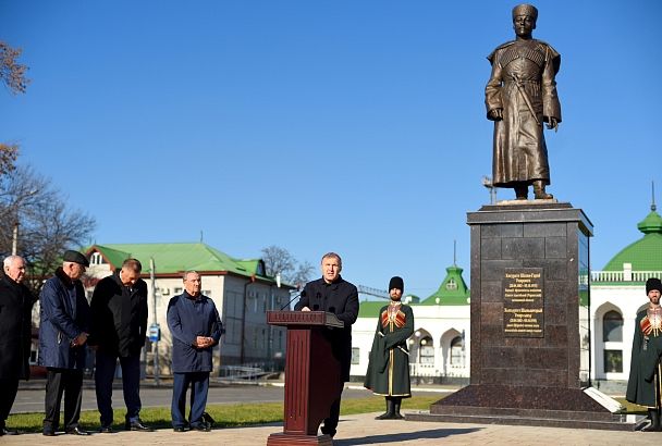 В Майкопе открыли памятник первому руководителю Адыгейской автономной области