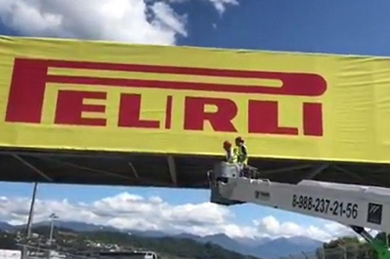 «Pelirli» вместо «Pirelli»: на автодроме в Сочи повесили баннер с ошибками 