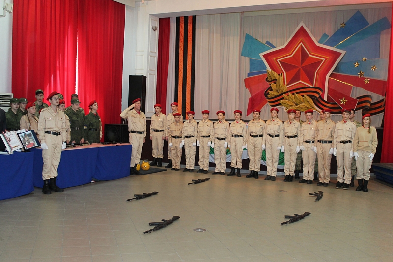 Воспитанники военно-патриотических клубов района продемонстрировали свое мастерство по разборке и сборке автомата и строевые приемы с оружием.