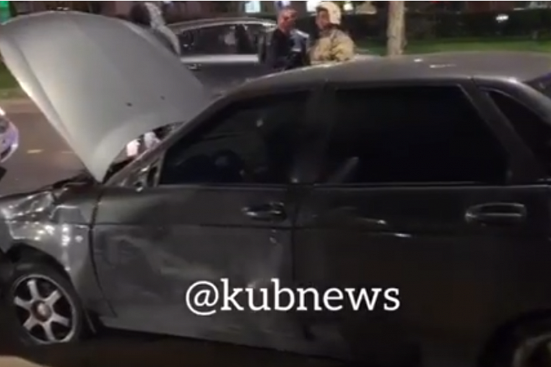 Камеры наблюдения записали, как «Лада Приора» влетела в остановку в центре Краснодара