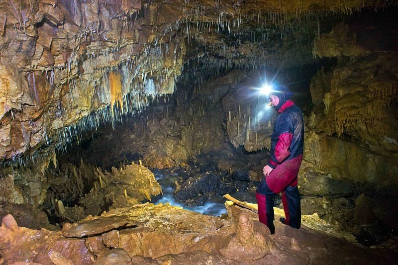 В Краснодарском крае дайверы погрузились в исчезающую пещеру