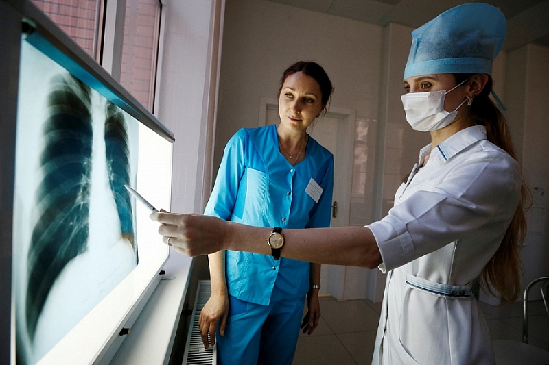 В Краснодарском крае более четырех тысяч медработников готовы помочь сотрудникам госпиталей в лечении больных COVID-19
