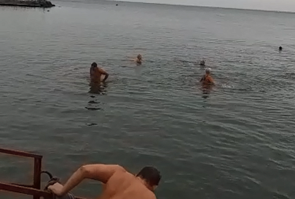 Аншлаг на пляже: туристы в Анапе продолжают морские купания