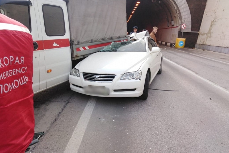 Иномарка влетела под фургон: момент смертельного ДТП в Сочи попал на видео