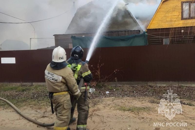 В Темрюкском районе загорелись два частных дома
