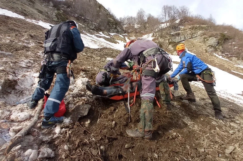 В Сочи спасатели эвакуировали на вертолете женщину и ее 16-летнего сына, упавших со скалы в горах