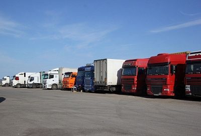 Около 670 грузовиков ожидают в Темрюкском районе переправы через Керченский пролив