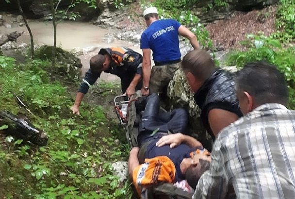 Спасатели помогли мужчине, упавшему со скалы в Мостовском районе 
