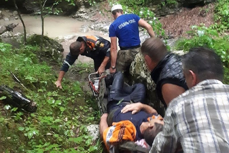 Спасатели помогли мужчине, упавшему со скалы в Мостовском районе 