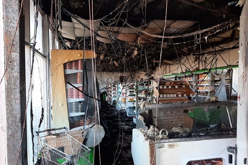 В Краснодарском крае ночью произошел пожар в магазине «Агрокомплекс»