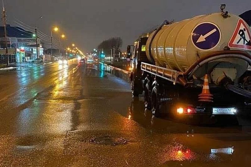 Дождь в Краснодаре: на городских дорогах дежурит спецтехника