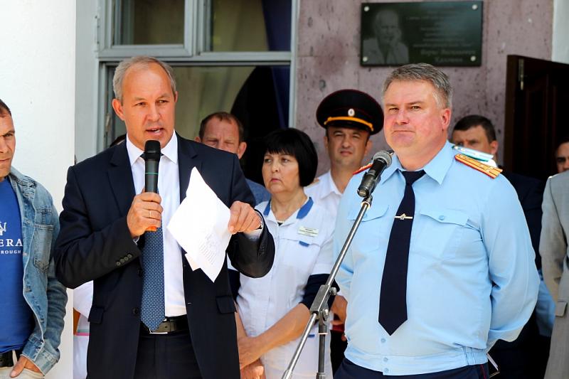 Глава района Сергей Ласунов с представителем следственного комитета Виталием Пономарёвым.