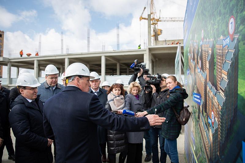 Генеральный директор ГК «ЮгСтройИнвест» Юрий Иванов ознакомил гостей с проектом «Российского» и ходом строительства.
