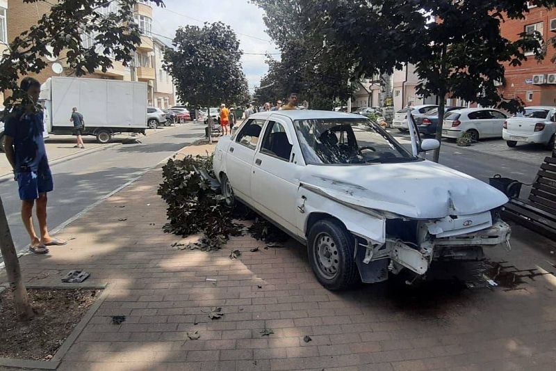 В центре Анапы машина вылетела на тротуар и сломала дерево