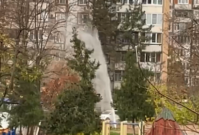 Фонтан во дворе многоэтажки: еще одно аварийное отключение отопления произошло в Краснодаре